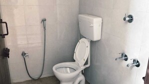 Standaard tweepersoonskamer, uitzicht op stad | Badkamer