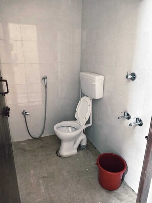 Doppia Standard, vista città | Bagno
