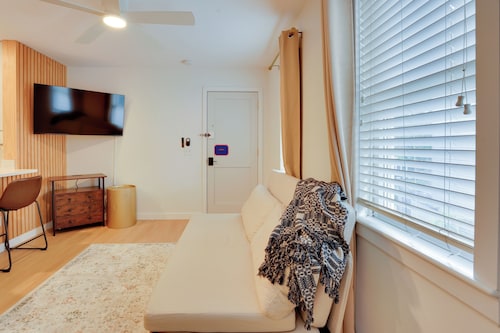 Luxury Apartment in Heart of Haile Walk to Fun!