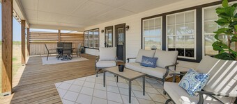 5 Mi to Lake! 10-acre Strawn Retreat w/ Deck