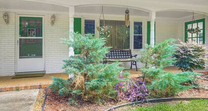 Cozy Georgia Gem on 3.5 Acres: Eat, Shop, Explore!
