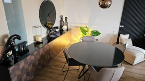 Ett modernt kök med en matplats, med ett runt bord, stolar och en inbyggd bänk.