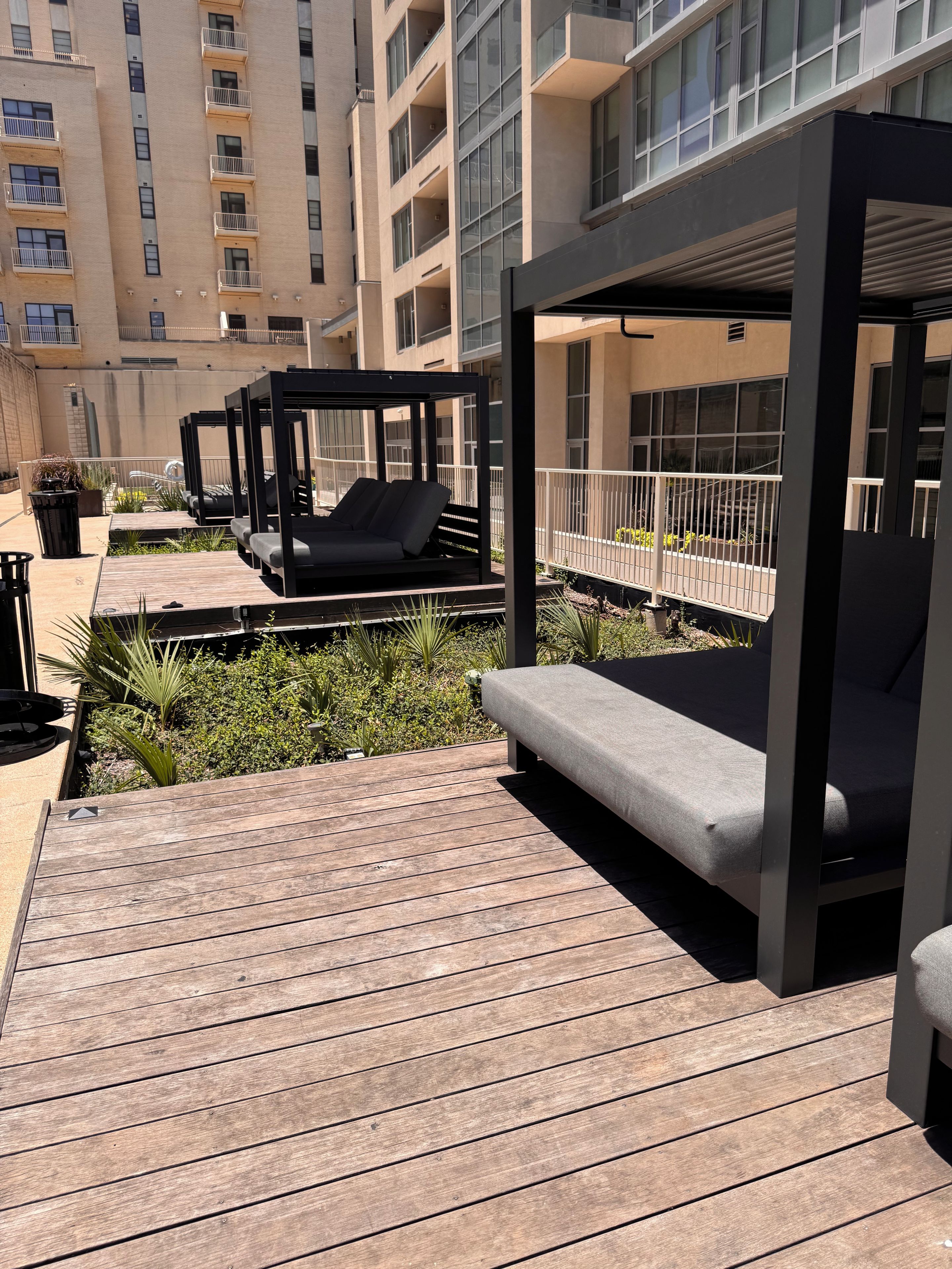 Une terrasse sur le toit avec un espace extérieur aménagé, comprenant une chaise longue et une petite table.