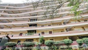 Un edificio de varios pisos con balcones y un letrero de spa y salón.