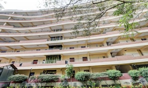 Un edificio de varios pisos con balcones y un letrero de spa y salón.