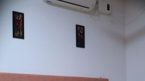 A bed with a headboard, pillows, and a blanket. - Paisa Farm Stay (Pudunagar)
