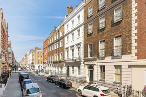 A row of terraced houses with a narrow street in between. - Spacious 1-Bed in the Heart of Marylebone, London (London)