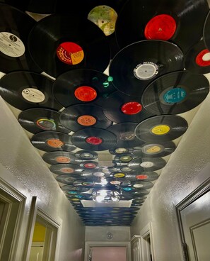Ein Flur mit einer Decke, die mit Schallplatten ausgekleidet ist.