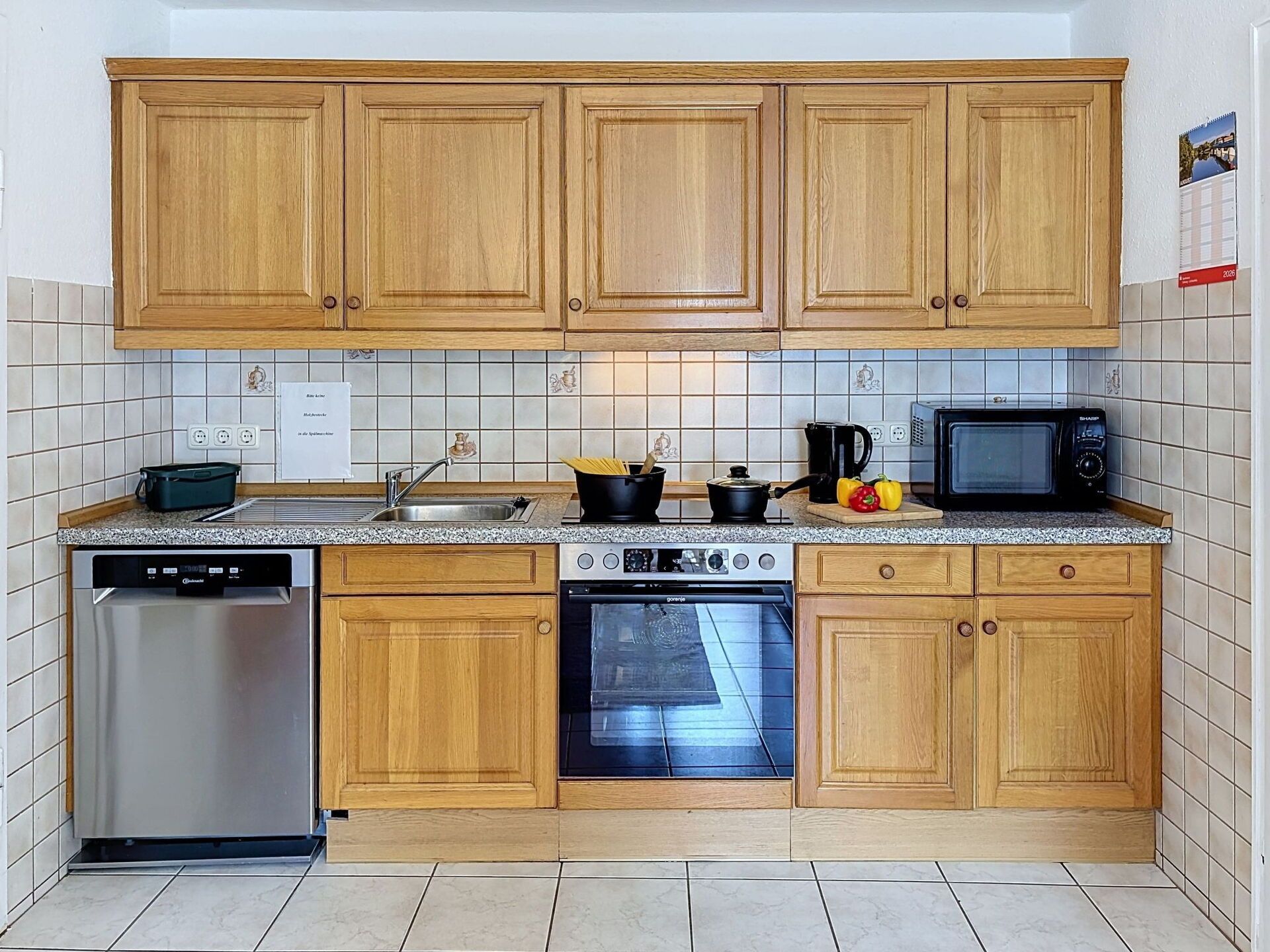 Küche, Küchengerät, Countertop, Major Appliance, Cabinetry, Holz, Flooring, Interior Design, Spüle, Sinken