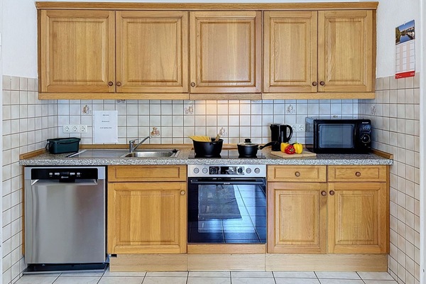 Küche, Küchengerät, Countertop, Major Appliance, Cabinetry, Holz, Flooring, Interior Design, Spüle, Sinken