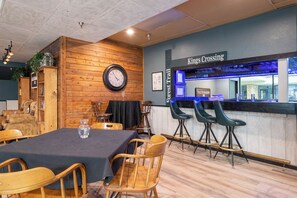 Ein Restaurant mit Holzvertäfelung, einer Bar und einer Wanduhr.