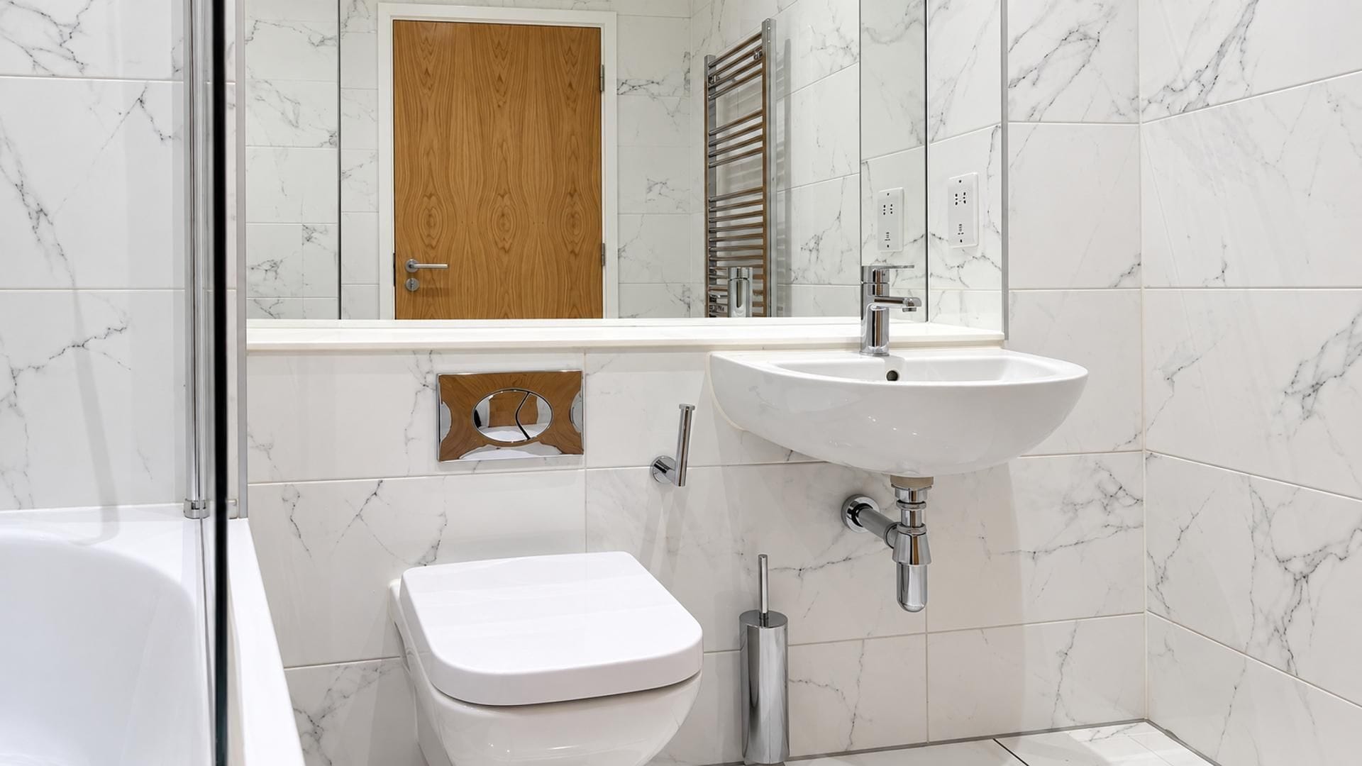 Ein Badezimmer mit Toilette, Waschbecken und Duschbereich.