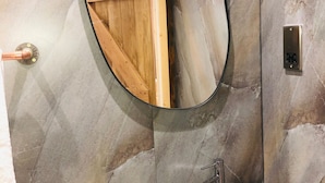 A bathroom with a stone sink, a wooden door, and a mirror. - Tranquil Dolgellau Cottage Retreat (Dolgellau)
