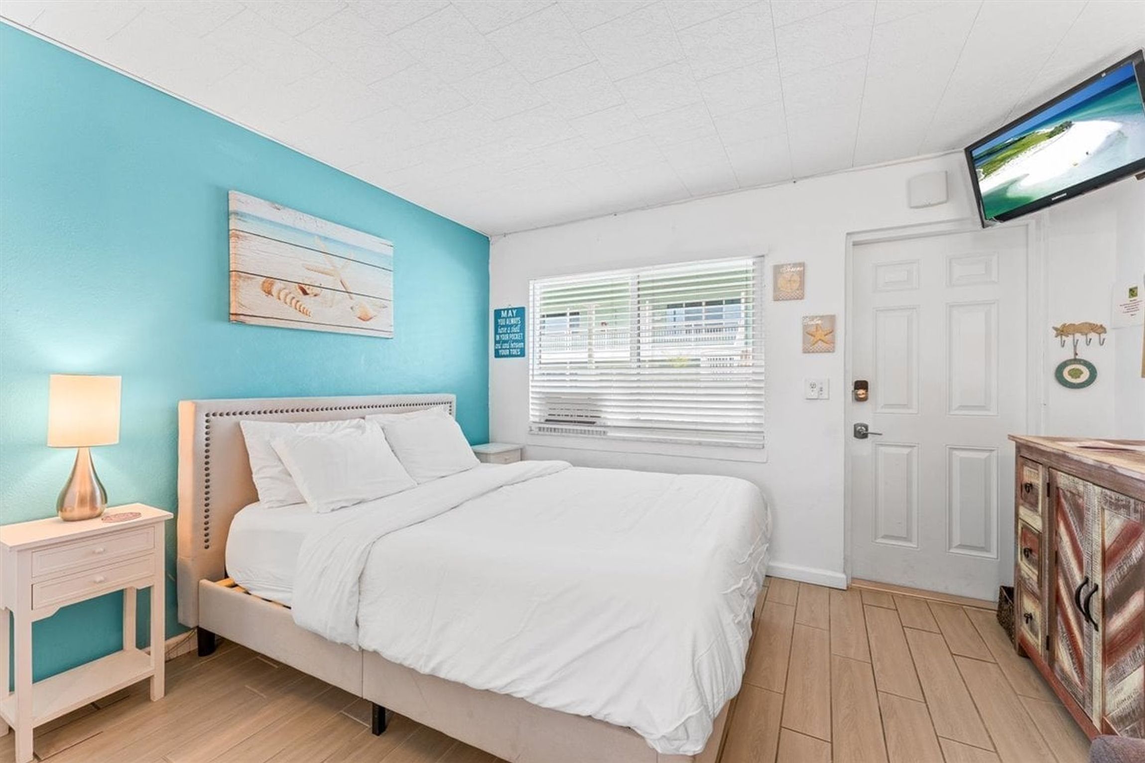 Iron/ironing board, WiFi (free), bed sheets