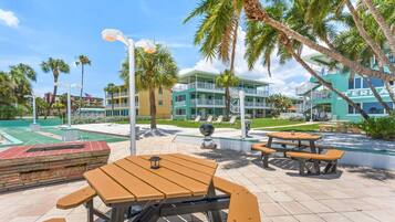 Tropic Terrace Shared Grounds with Picnic Area and Grill