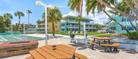 Tropic Terrace Shared Grounds with Picnic Area and Grill