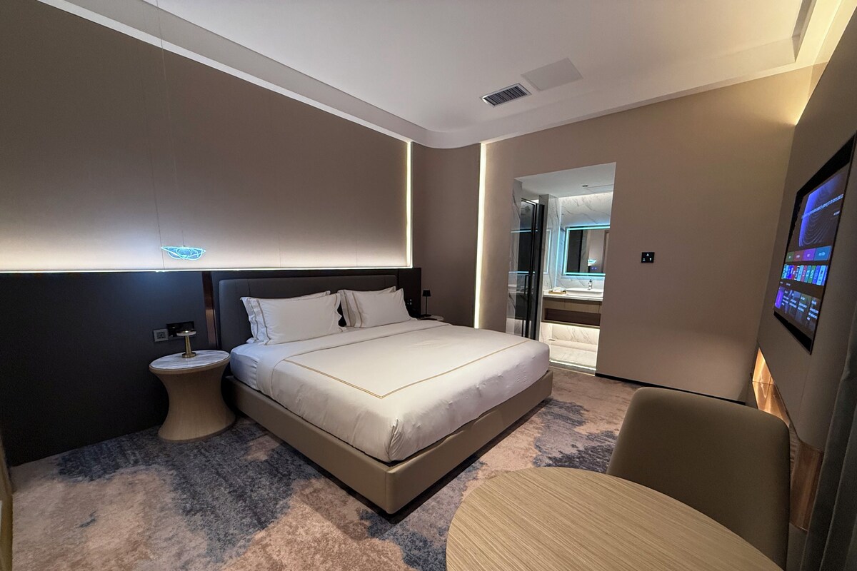 Elite Suite | In-room safe, blackout drapes, soundproofing, WiFi (free)