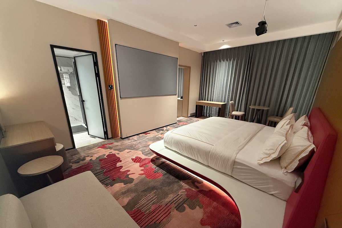 Phòng Suite phong cách lãng mạn, quang cảnh thành phố | Két bảo mật tại phòng, màn/rèm cản sáng, phòng cách âm 