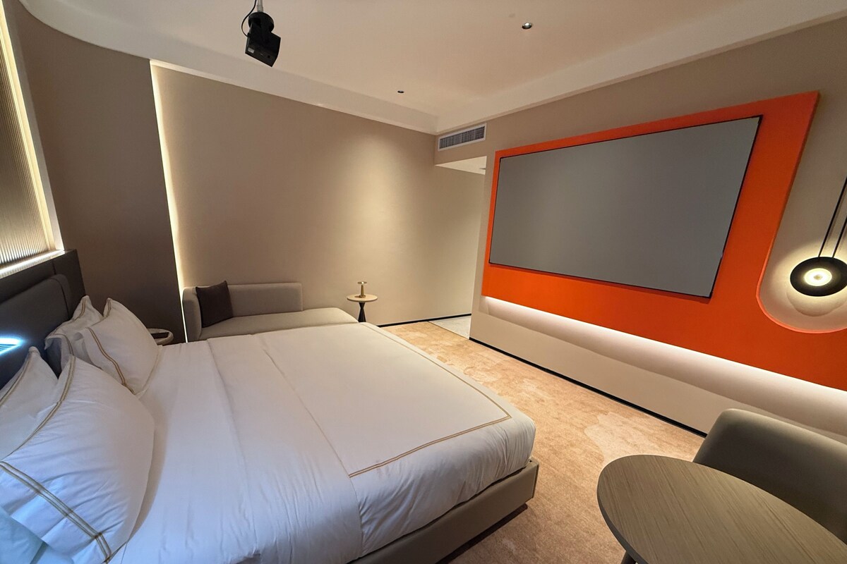 Senior Suite | In-room safe, blackout drapes, soundproofing, WiFi (free)