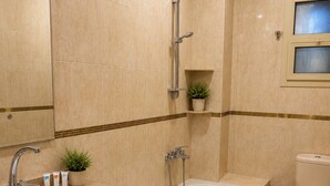 Un bany amb un lavabo, banyera, vàter i un mirall.