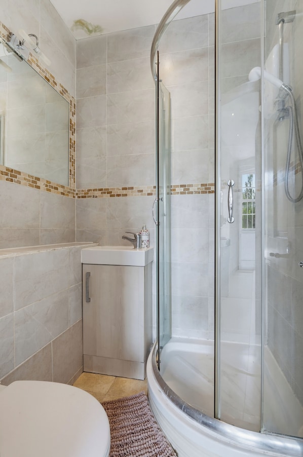 A bathroom with a glass-enclosed shower, a sink, and a toilet. - Arsenal Corner Studio, 4 minutes to Kings Cross, with Ensuite & Self Check-In (London)