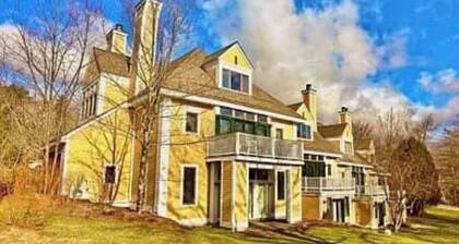 Warm, inviting condo 5 mins to Mt Snow. Dog-friendly, 2 fireplaces, Great wifi⛄️