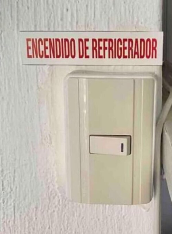 A wall-mounted light switch with a label reading 'ENCENDIDO DE REFRIGERADOR' (Refrigerator On). - Suite 5 / Bathroom / Kitchenette / Mini-split / Close to Downtown / Metro (Guadalajara)