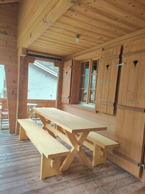 Outdoor dining - AUTHENTIC SWISS CHALET IN THE HEART OF LAUTERBRUNNEN (Lauterbrunnen)