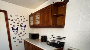 Fridge, microwave, oven - Aston 1-bed Apartment, Sleeps 2 Near Shops (Birmingham)
