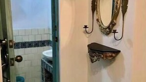 Bathroom - 3 Bedrooms + Bathroom + Kitchen + Mini-Split Air Conditioner / Close to Downtown / Subway (Guadalajara)