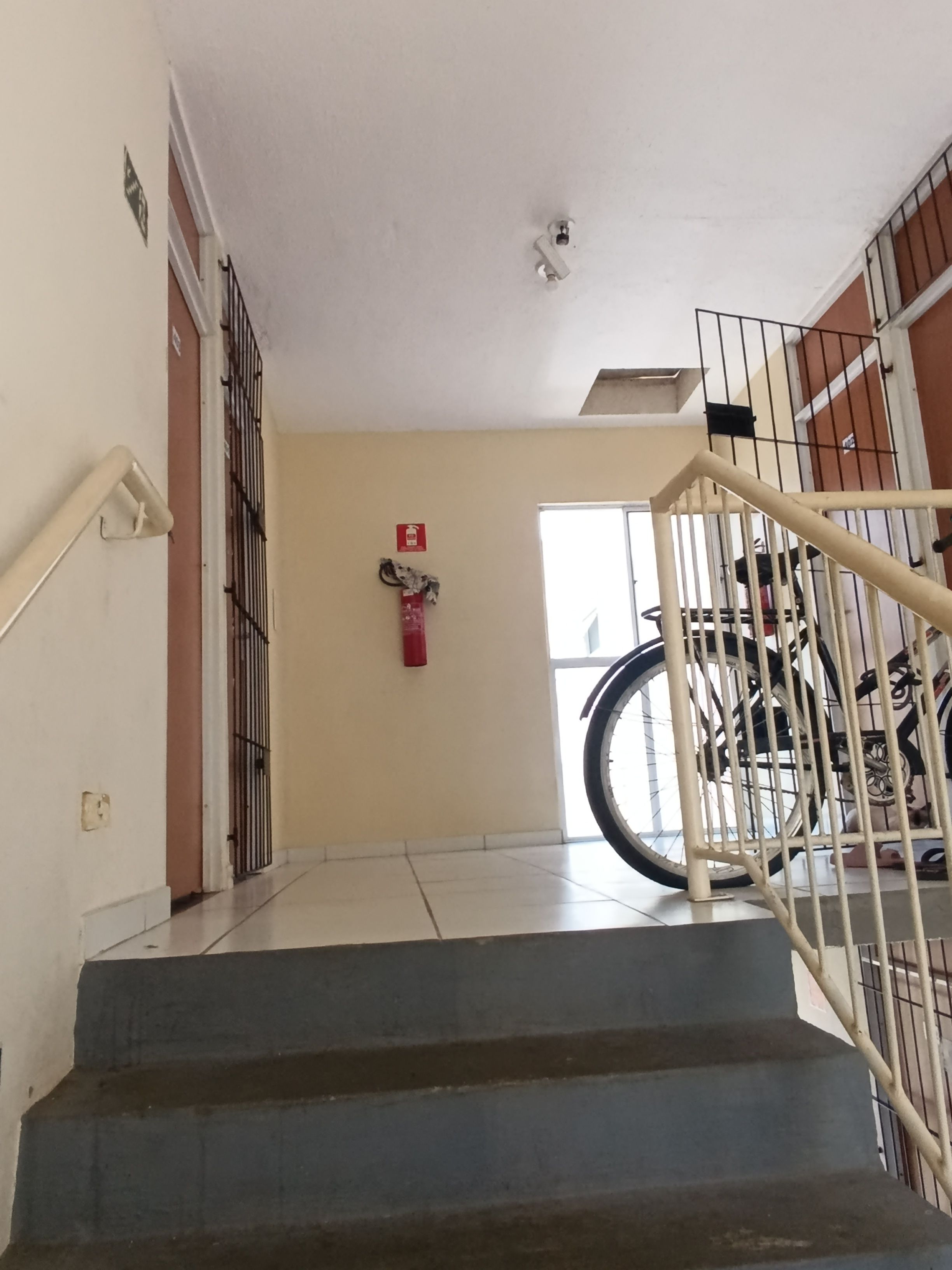 Una escalera con barandillas metálicas que conduce a un rellano.