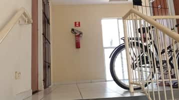 Una escalera con barandillas metálicas que conduce a un rellano.