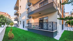 Ein mehrstöckiges Wohngebäude mit einem Balkon und kunstvoll gestalteten Metallgeländern.