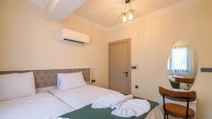 Ein Hotelzimmer mit einem Bett, einem Spiegel, einer Klimaanlage und einer Tür.