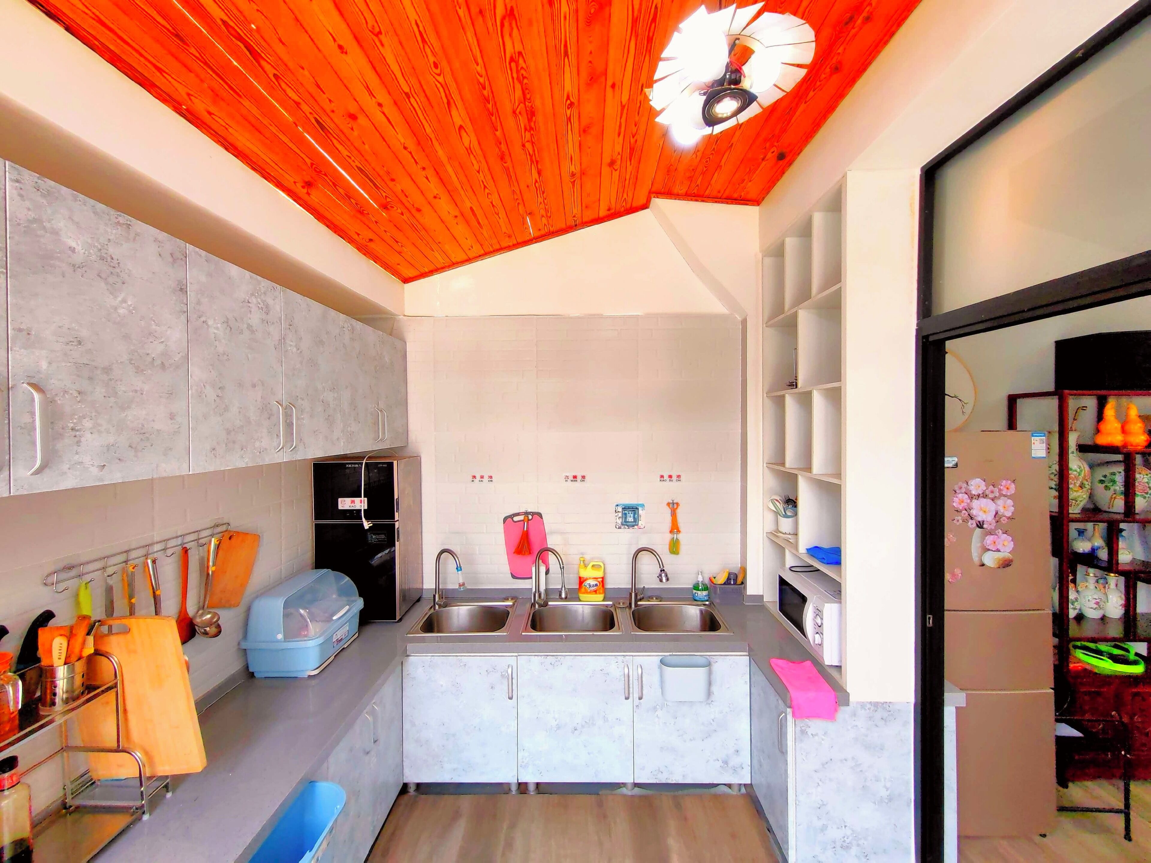 Refrigerador con freezer, microondas, placa de cocina, lavavajillas