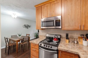 Dining Area | Open to Kitchen - Extended Stay Apt #5 • 1 BD-Full Kitchen • Downtown McMinnville (McMinnville)
