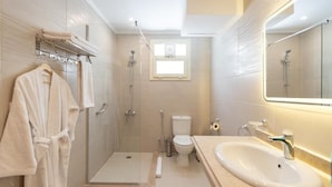 A modern bathroom with a walk-in shower, a toilet, and a sink. - Seven Stays Centric West  (Giza Governorate)