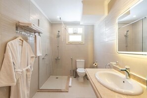 Phòng 2 giường đơn Superior, quang cảnh thành phố | Phòng tắm | Khăn tắm 