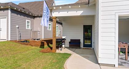 The Cottage on College, Brand New Build with Game Room, Sleeps 10