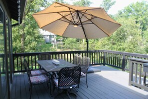 Outdoor dining - Luxurious Lakefront House on Private Lake Lorraine near all Innsbrook Amenities! (Innsbrook)