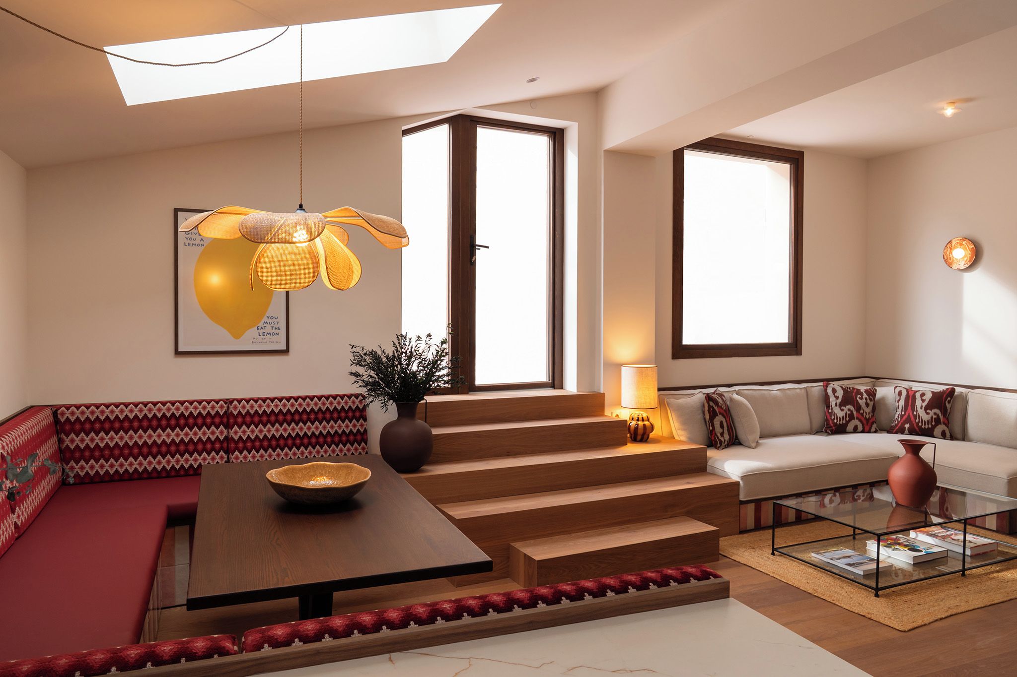 Ein modernes Wohnzimmer mit einer Couch, einem Couchtisch und einer Treppe zu einer weiteren Ebene.