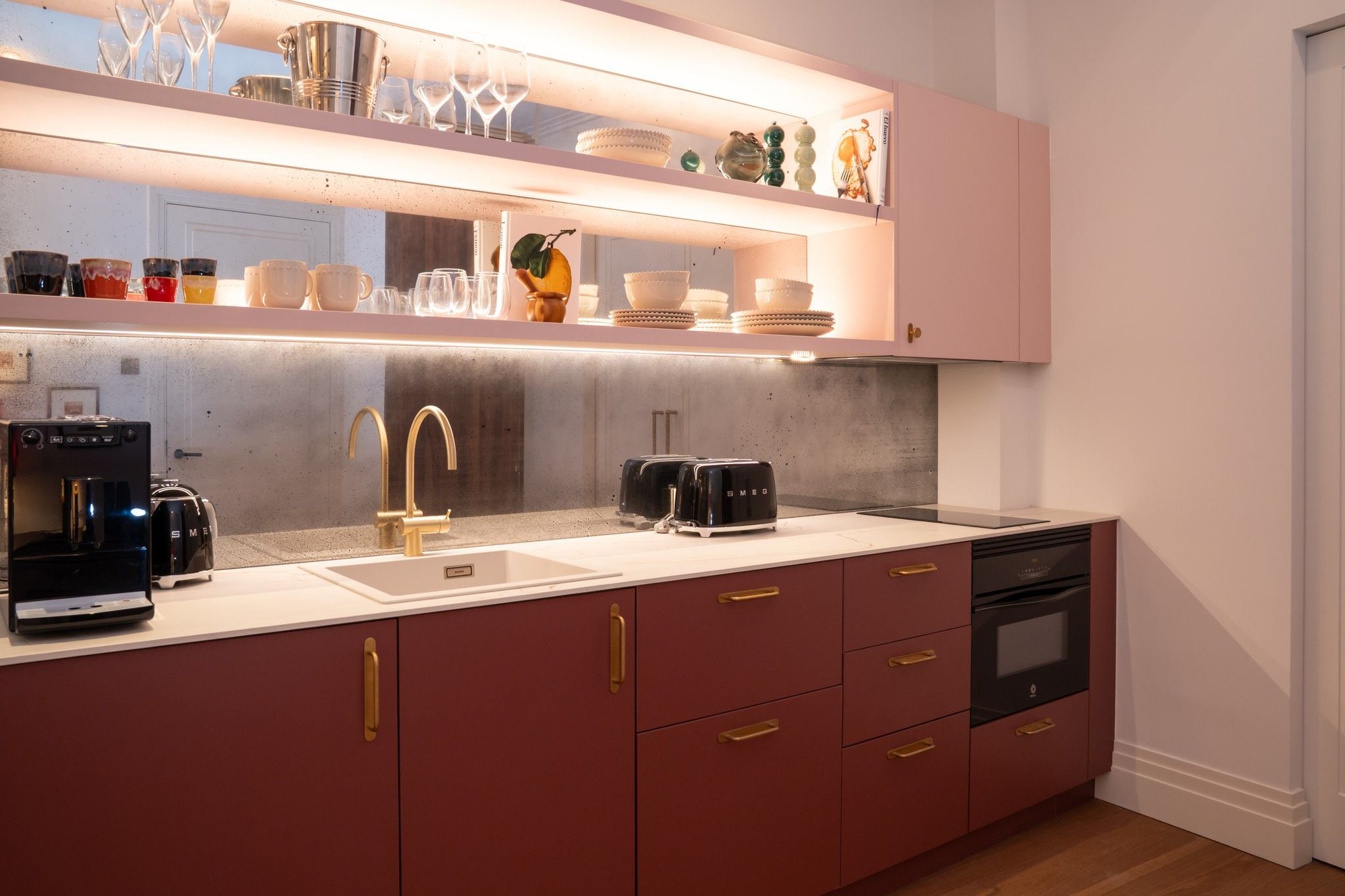 Una cocina moderna con lavavajillas integrado, una cafetera y un tostador en la encimera.