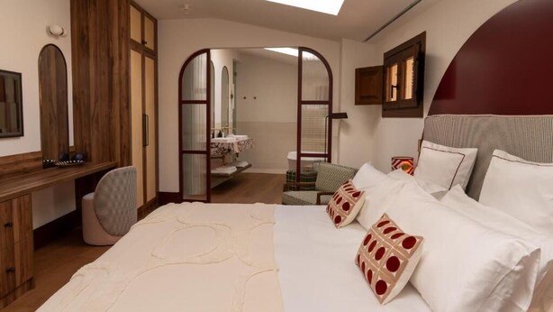 A bedroom with a bed, a desk, a chair, and a mirror. - Casa Roca - Palma Old Town Wine Hotel (Palma)