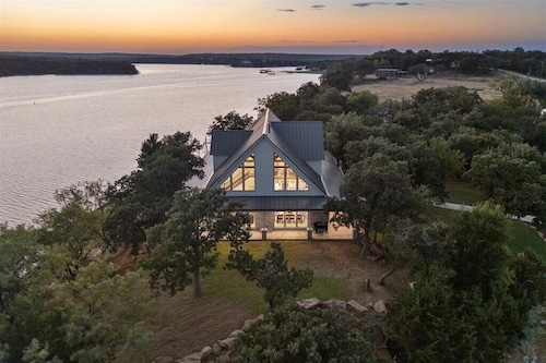 Selah Lake Retreat, Panoramic Lake Views on Private Point, Sleeps 13