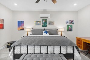Room - Selah Lake Retreat, Panoramic Lake Views on Private Point, Sleeps 13 (Graham)