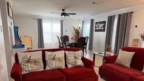 Living area - Hilltop house with city view w/pool & jacuzzi (San Antonio)