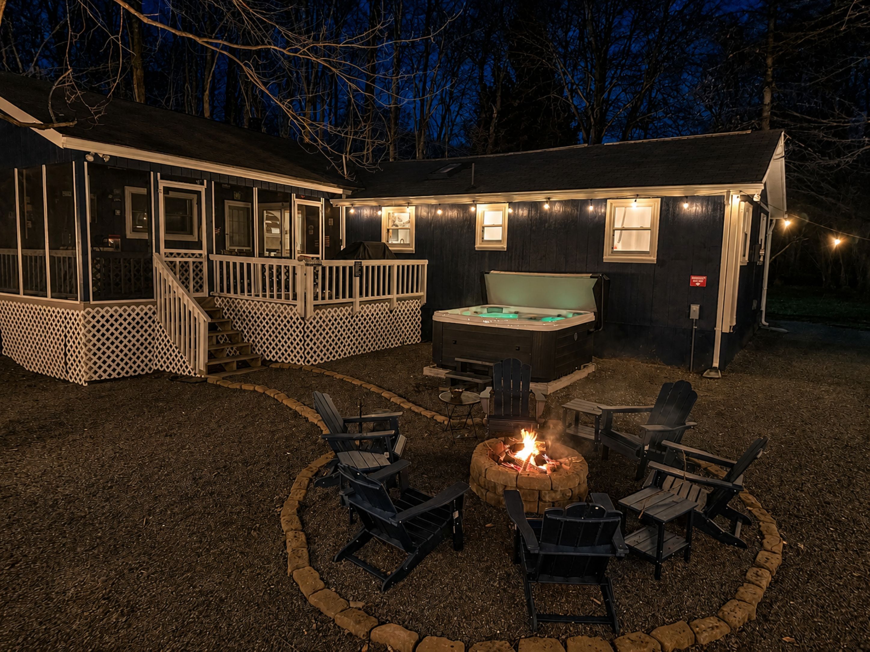 Una terraza techada al aire libre con jacuzzi, una chimenea y un espacio para sentarse.