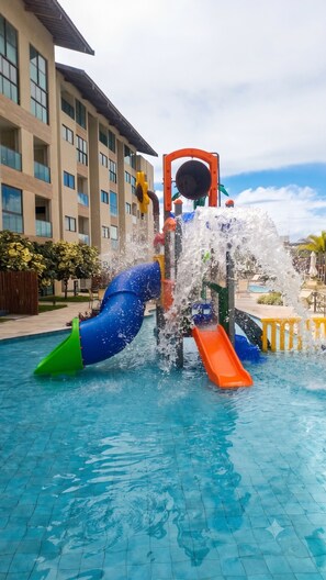 Ein Wasserspielbereich mit Rutschen und Schwimmbecken.