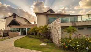 A building with a sign reading 'Max Carnelos Restaurant.' - Vrbo Property (Tamandaré)