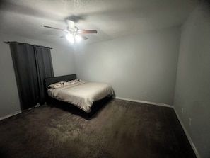 A bedroom with a bed, a ceiling fan, and a carpeted floor. - Beautiful 2-bedroom apartment near malls and restaurants in Springfield (Springfield)
